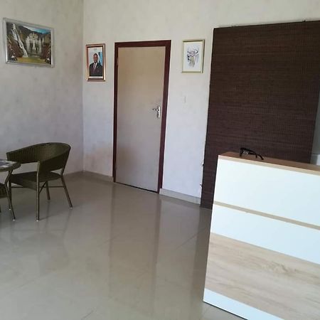 Lee Bed & Breakfast Francistown Exteriör bild