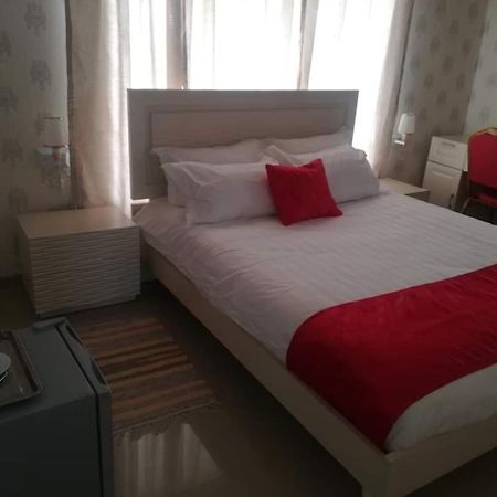 Lee Bed & Breakfast Francistown Exteriör bild
