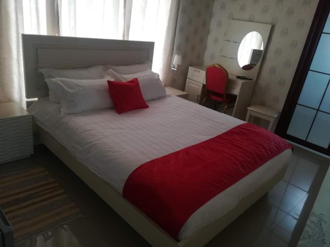 Lee Bed & Breakfast Francistown Exteriör bild