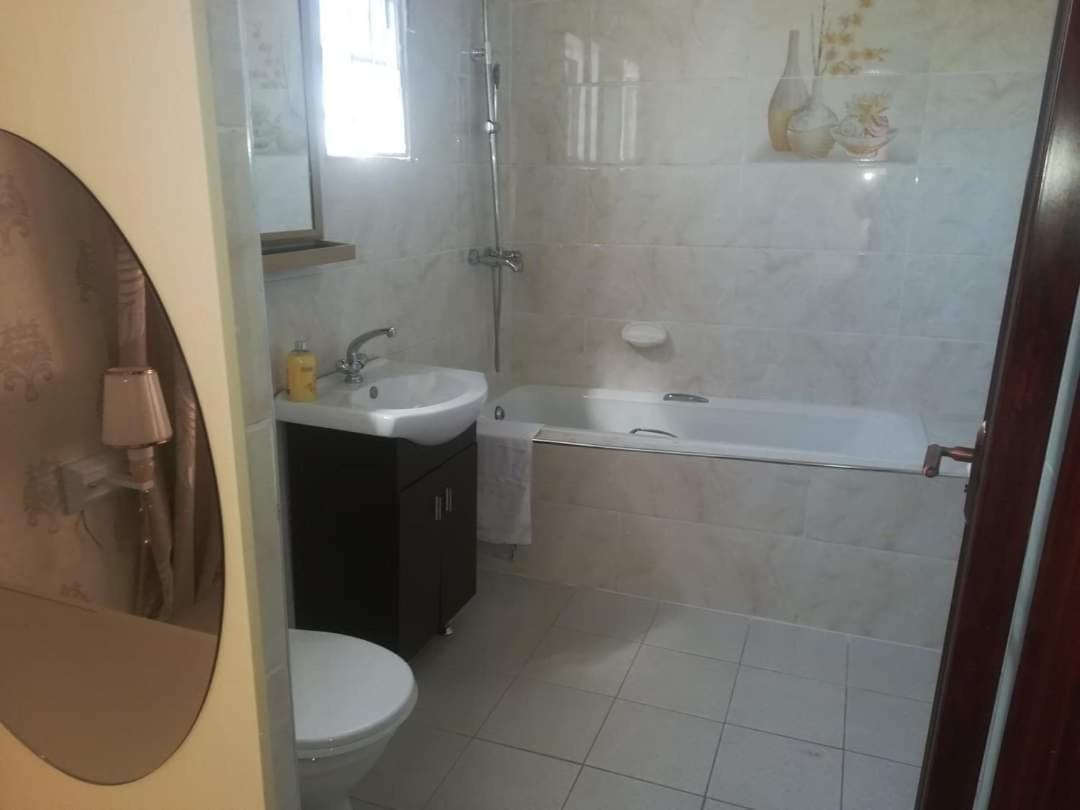 Lee Bed & Breakfast Francistown Exteriör bild