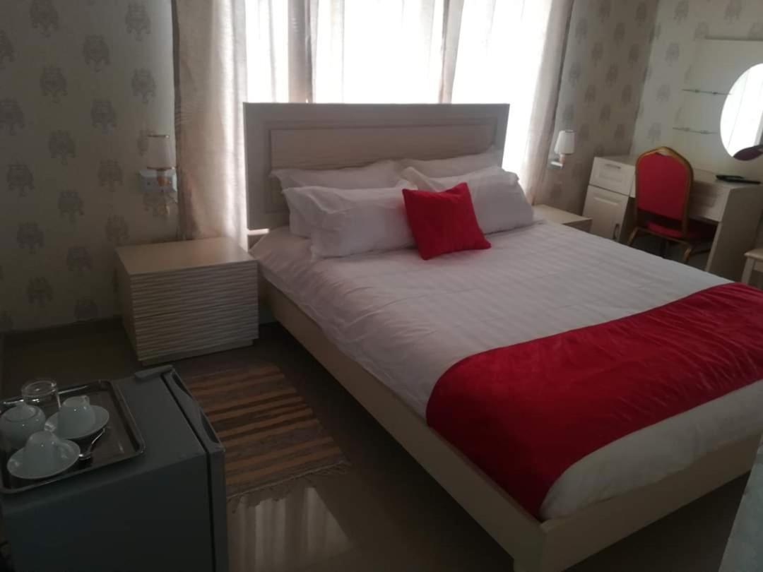 Lee Bed & Breakfast Francistown Exteriör bild