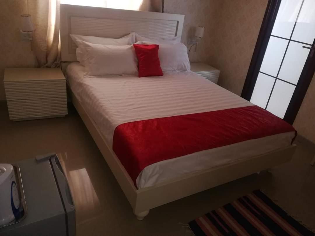 Lee Bed & Breakfast Francistown Exteriör bild