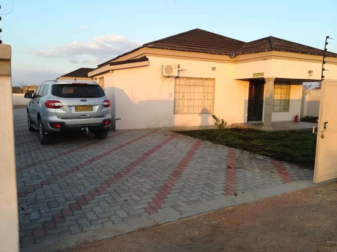 Lee Bed & Breakfast Francistown Exteriör bild